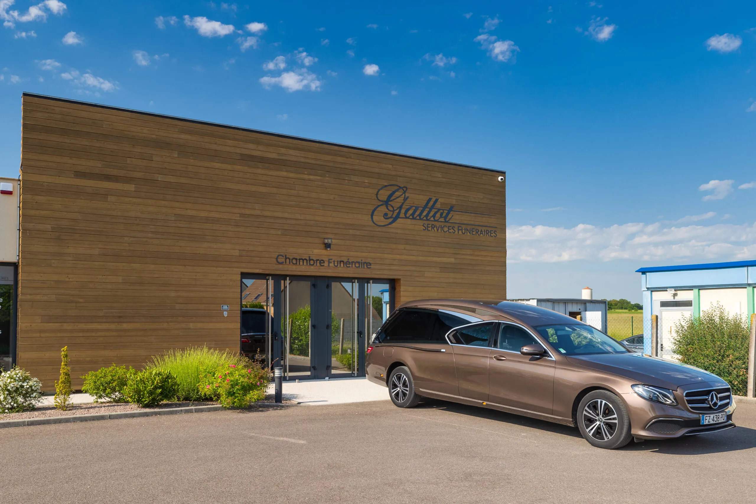 Façade de la chambre funéraire Gattot Services Funéraires avec corbillard Mercedes stationné devant
