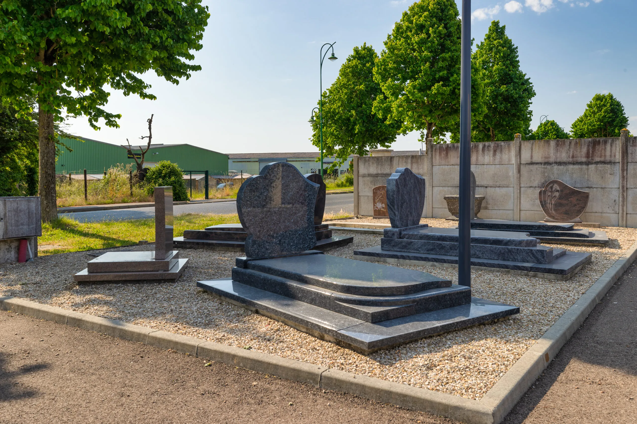 Exposition extérieure de monuments funéraires et tombales en granit
