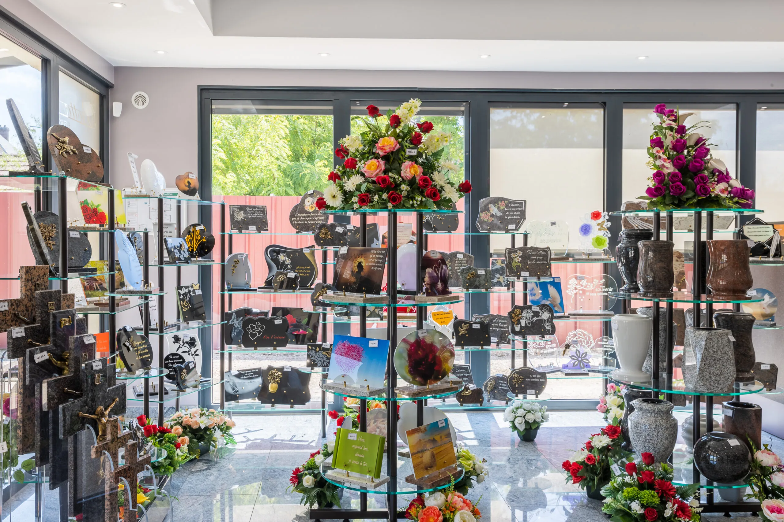 Magasin d'articles funéraires proposant des plaques commémoratives, urnes et compositions florales
