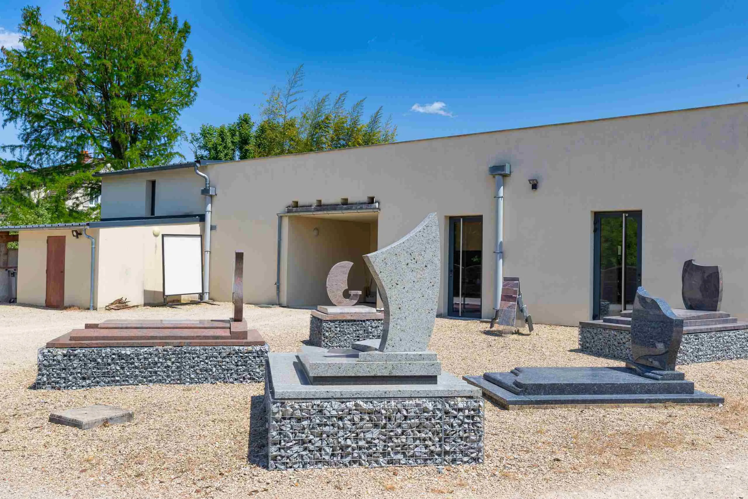 Parc d'exposition extérieur de tombes et monuments funéraires de marbrerie
