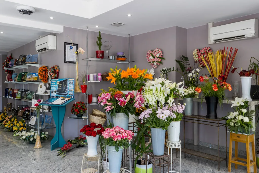 Magasin d'articles funéraires présentant un large choix de fleurs de deuil et plaques commémoratives