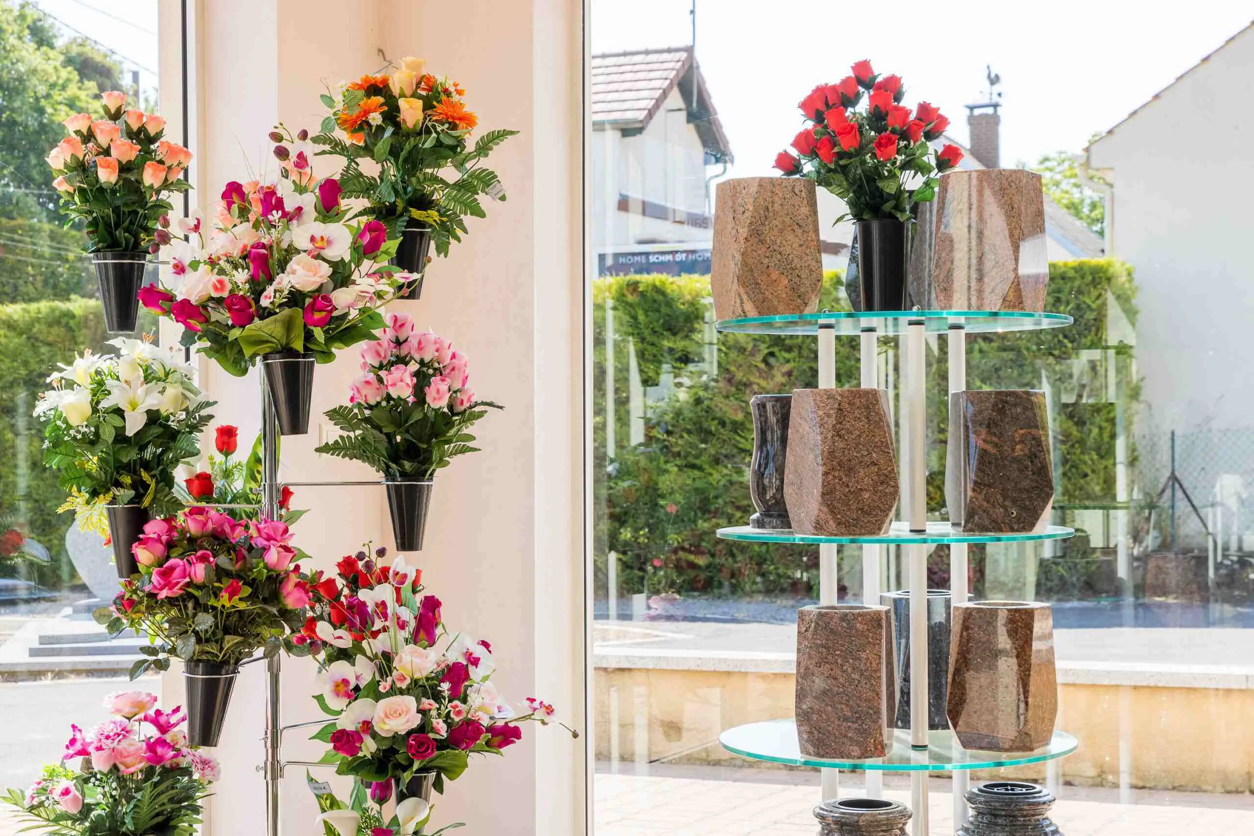 Boutique d'articles funéraires proposant des urnes en granit et des compositions florales de deuil