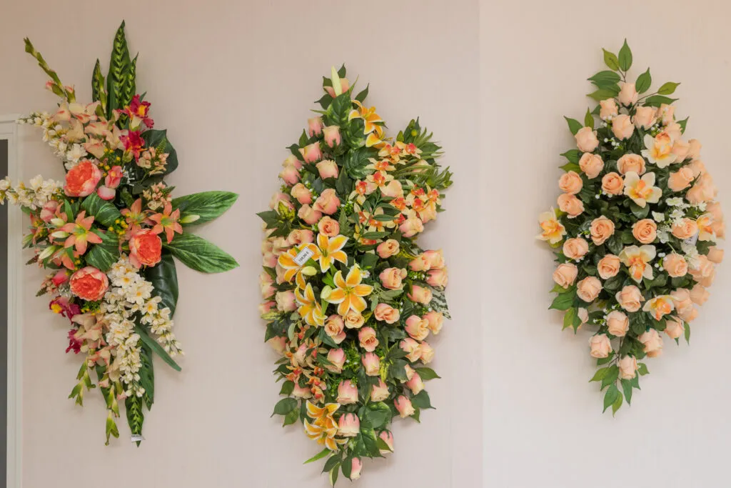 Compositions de fleurs artificielles murales et gerbes de deuil pour sépultures